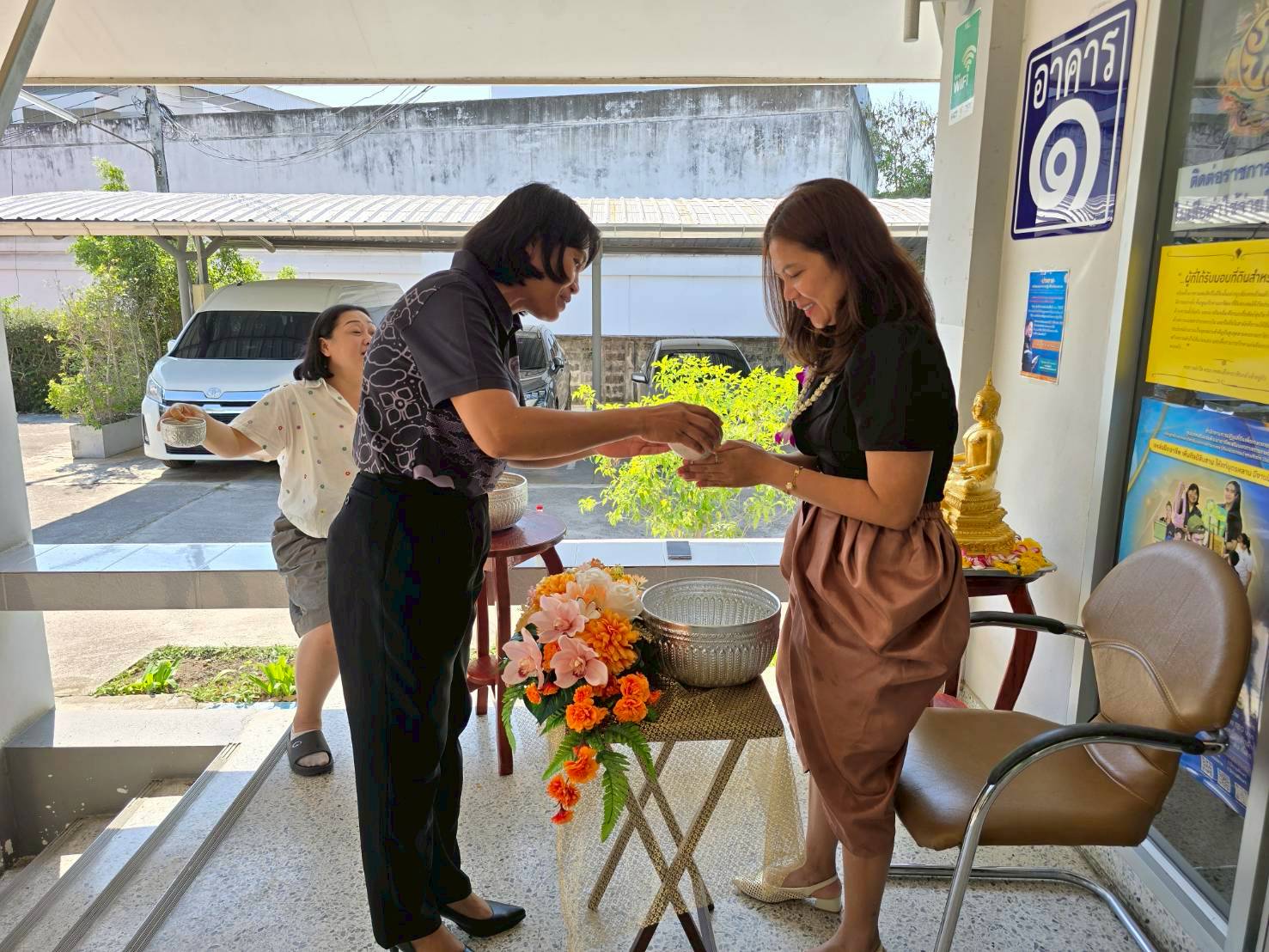 title - สำนักงานการปฏิรูปที่ดินจังหวัดเพชรบุรี ร่วมสืบสานวัฒนธรรม ประเพณีวันสงกรานต์ สรงน้ำพระและ รดน้ำขอพรปฏิรูปที่ดินจังหวัดเพชรบุรี